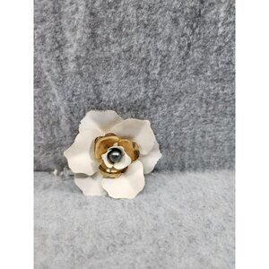 Vintage Sarah Coventry White & Gold‎ Flower Brooch Pin